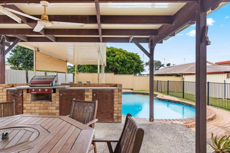 'The Aussie Classic' Poolside Living by the Marina - B&B Hervey Bay