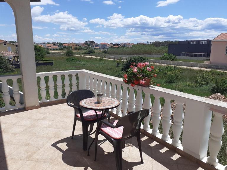 Apartments Lea & Eva 150 meters from the sandy beach - by TA Leut Agency - B&B Privlaka
