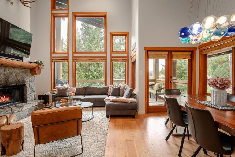 Luxury Mountain Retreat with PRIVATE Hot Tub by Harmony Whistler - Chambres d'hôtes Whistler