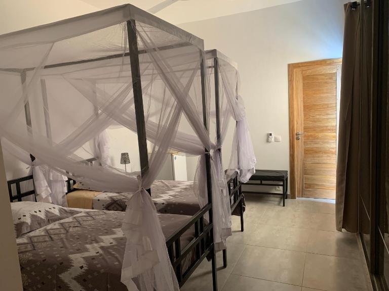 Chambre meublée indépendante Les Hirondelles - B&B Ngaparou