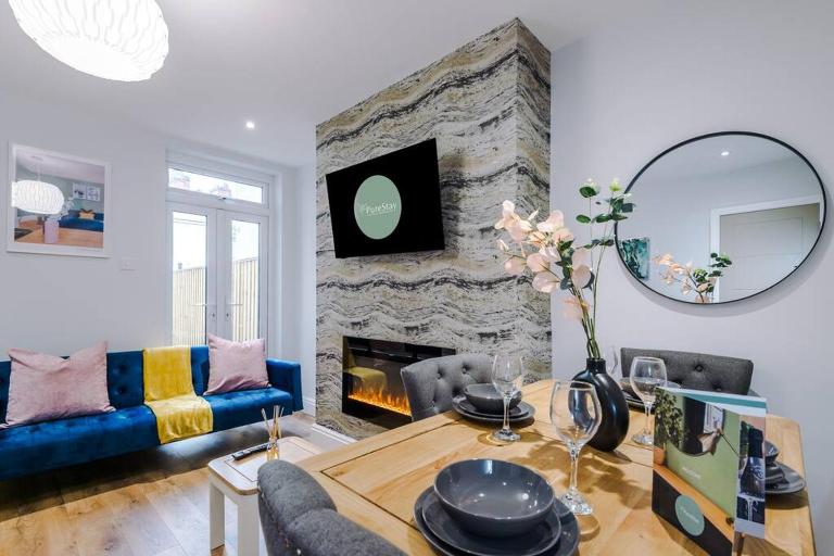 Spacious Contractor Liverpool House with 8 beds & Free Parking by PureStay - Short Lets & Serviced Accommodation - Bed and Breakfast Litherland