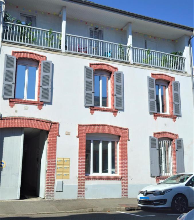 Tarbes Immeuble résidentiel labelisé et classé Proche des Halles Marcadieu et Brauhauban et du Parc des expositions - Appartements Appaloosa T2 Rdc et Pyrénéa T2 au 1er étage avec terrasse couverte -Parking gratuit- - B&B Tarbes