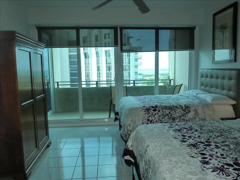 Castle PH12 Spacious Bay View Penthouse, Pool, Tennis, Free Parking - B&B Miami Beach