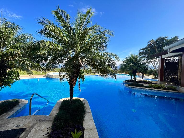 CR MARIPOSA RENTALS Cozy Retreat with Pool,Tennis,Gym,Free WiFi - Bed and Breakfast Santa Ana