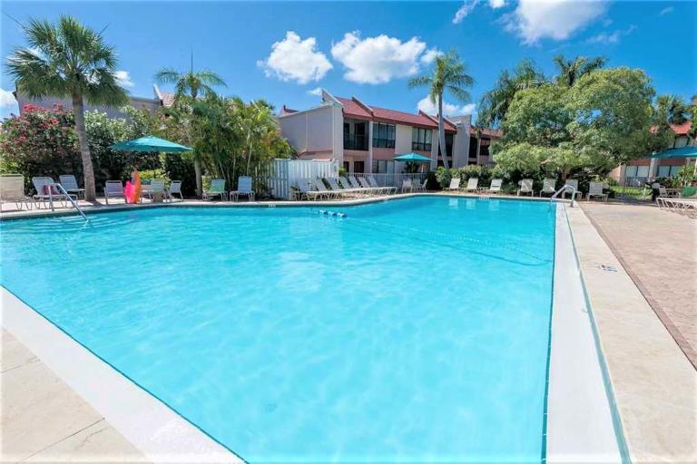 Resort Style Condo by the Beach with Heated Pool at Runaway Bay - B&B Bradenton Beach