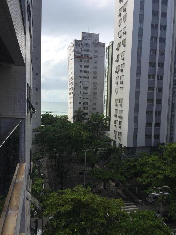 Flat 2 dormitórios - 1 quadra da praia - Pitangueiras / Guarujá - B&B Guarujá