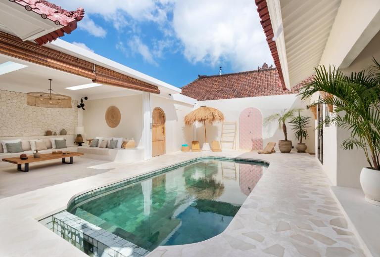 Casa Adem - Modern & Trendy 3BR Villa in Seminyak, 10 Minutes to the Beach with Private Pool - Bed and Breakfast Seminyak