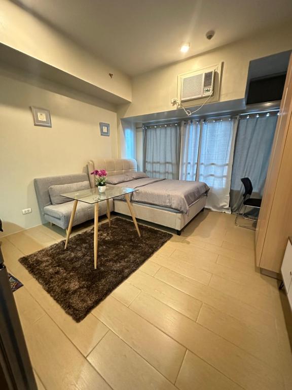 EJ's Staycation 4th F with 200mbps Wi-Fi and NETFLIX - B&B Manila