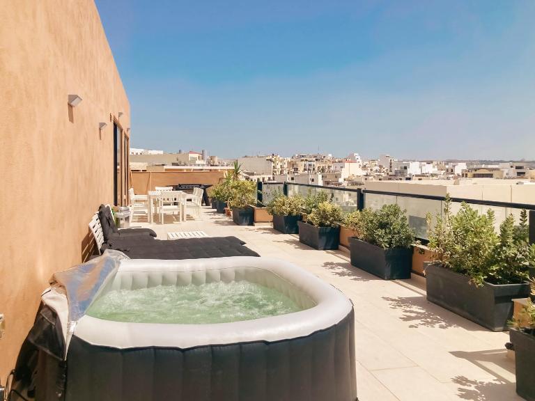 XL Terrace Penthouse BBQ 200m From The Sea and Square - B&B San Pawl il-Baħar