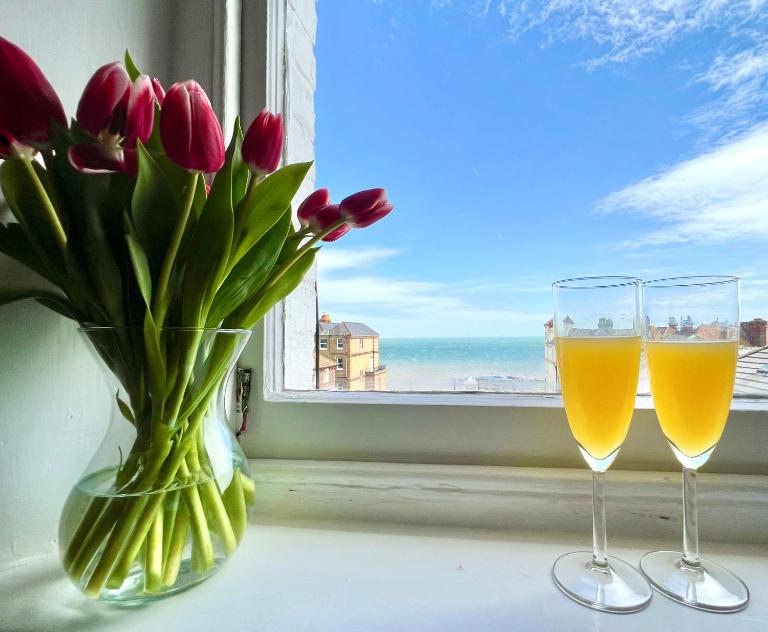 Central, Seaview Apartment, 3 beds, 2 baths, kid & dog friendly at The Lookout Broadstairs - B&B Broadstairs