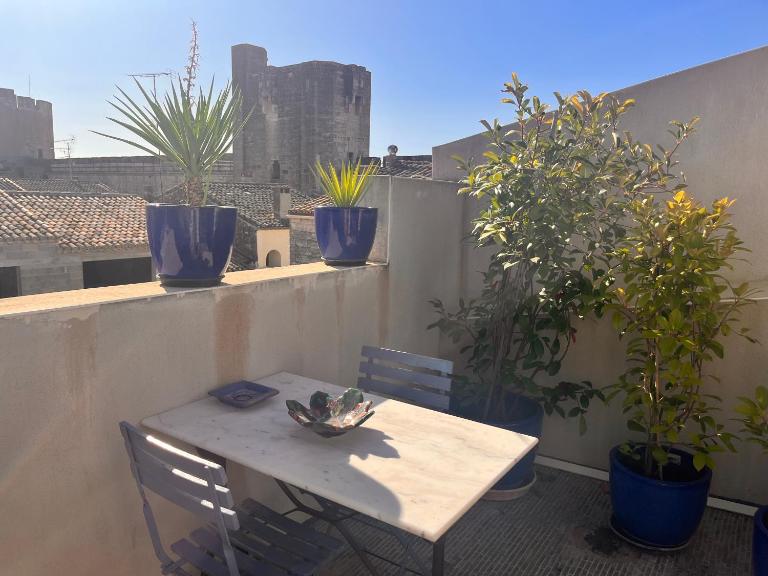 Belle chambre spacieuse, tropézienne, vue remparts, clim, parking - B&B Aigues-Mortes