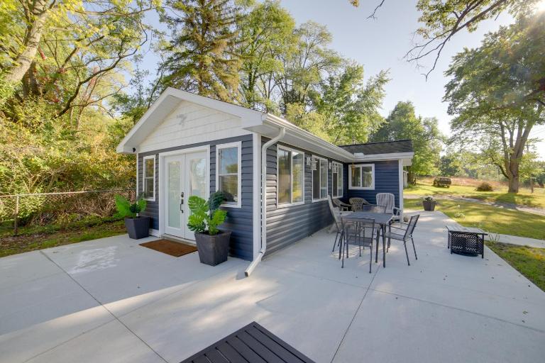 Stylish Grass Lake Retreat - Steps to Park! - B&B Grass Lake