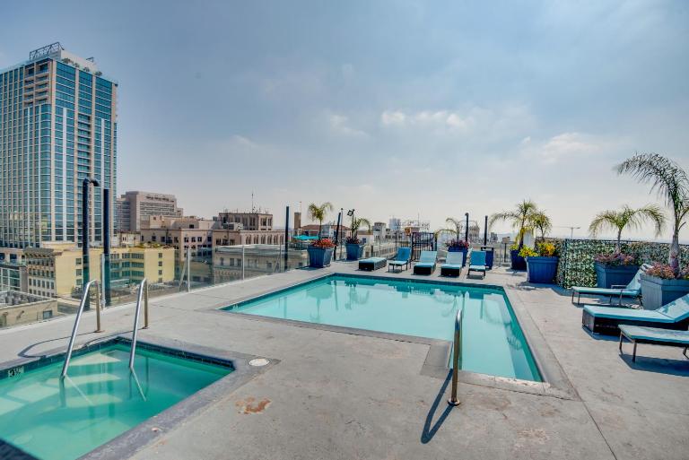 Rooftop Pool & City Views! Long-Term Dtwn LA Stay - B&B Los Ángeles