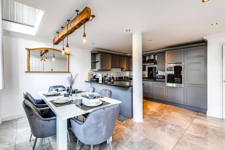Entire 3 Bedroom House Contractors Families Relocators - B&B Ware