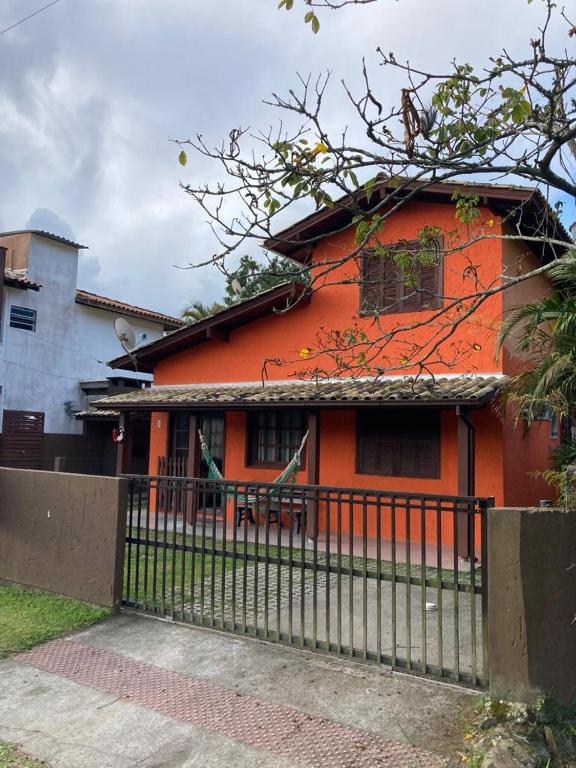 Residencial Casa Laranja - Casas na Praia da Ferrugem - B&B Garopaba