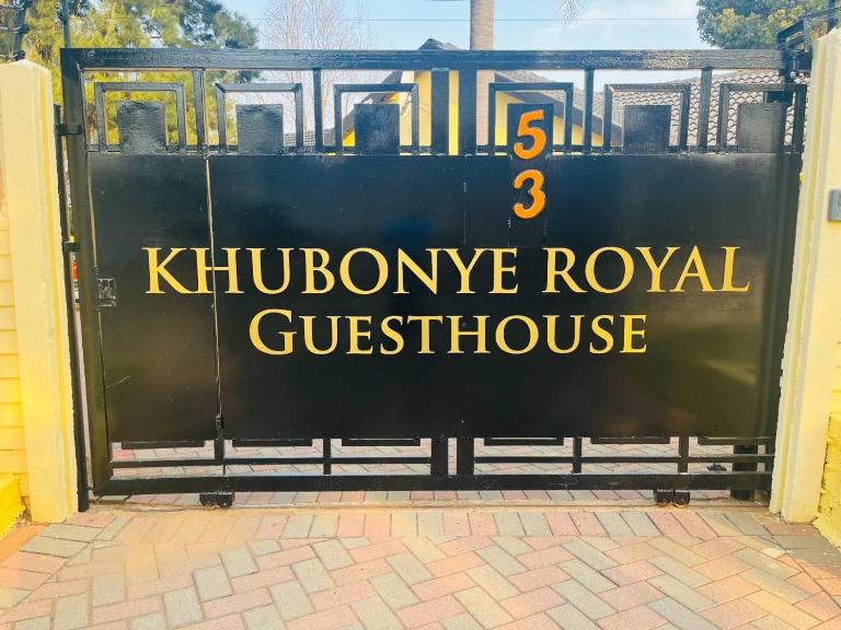 Khubonye Royal Guesthouse - Bed and Breakfast Randjesfontein
