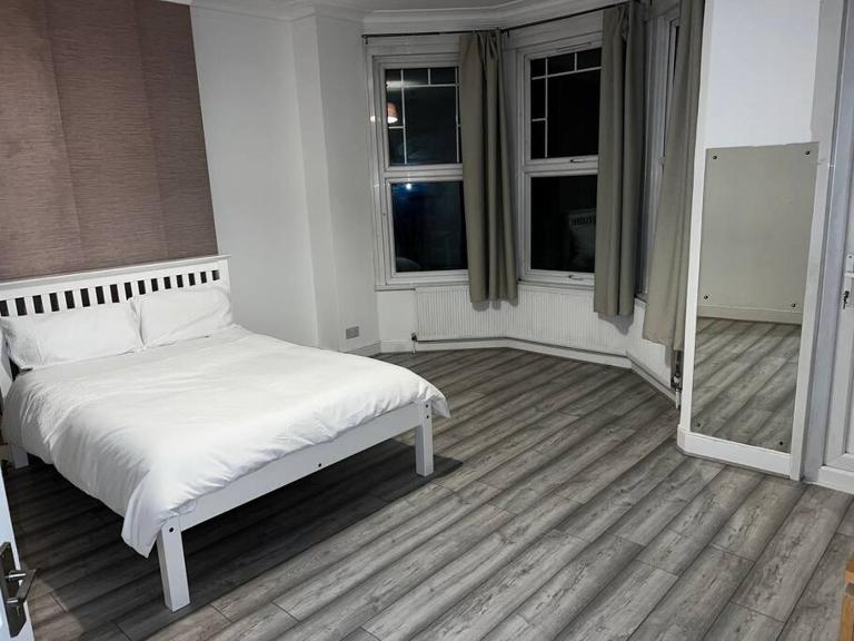 A Beautiful Four Bedroom family Home - Chambres d'hôtes Londres