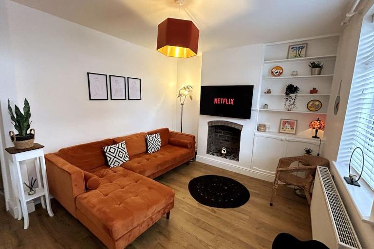 Two Bed Charming Cottage - B&B Crewe