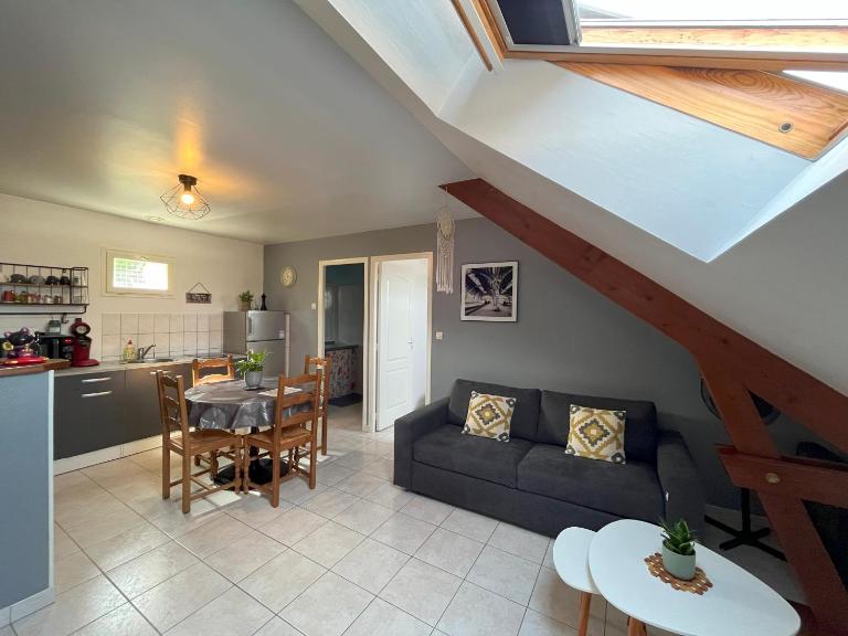 L'Arbre de Vy - T2 42m2 indépendant, 5 pers, garage, proche Gare - B&B Le Mans