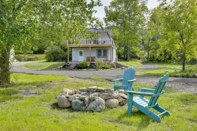 Fire Pit + On-Site Pond: Hudson Valley Home! - Bed and Breakfast Wappingers Falls