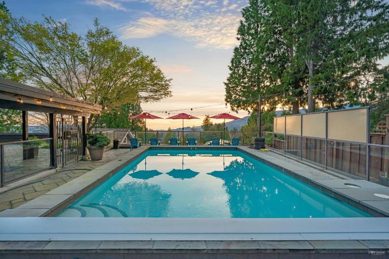 Private Bedroom, Bathroom, Shared Outdoor Pool, Hot Tub - Chambres d'hôtes North Vancouver