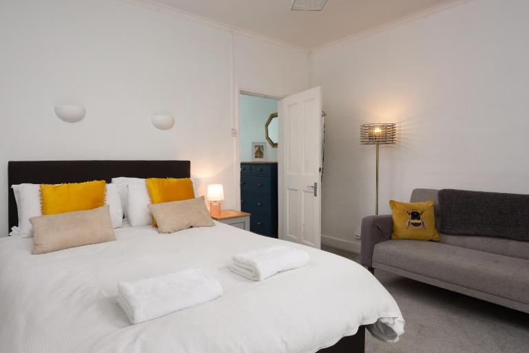 Lovely city town house with free parking sleeps 2 to 6 guests - B&B York