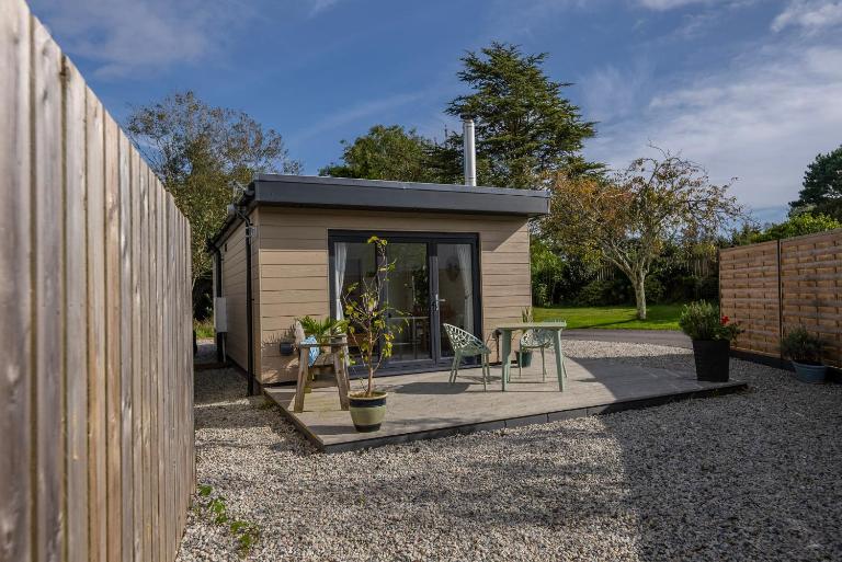 Olverstone Lodge, a beautiful Cornish lodge with wood burner & garden - B&B St Austell