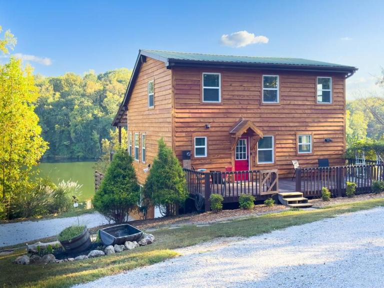 The Cabin on Eagle's Nest Cove of Watts Bar Lake - Bed and Breakfast Rockwood