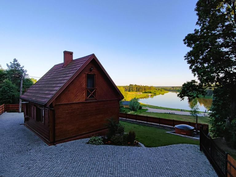 Bug Na Skarpie - Domek Wypoczynkowy z Jacuzzi i Kominkiem - B&B Drohiczyn