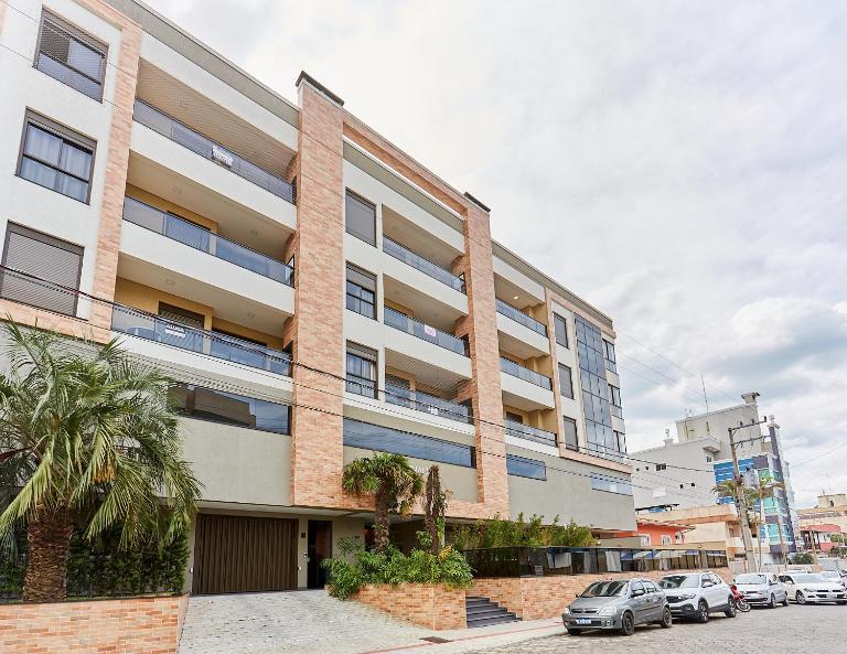 1086 Apartamento novo com 02 vagas de garagem À 100 metros da praia do centro de Bombinhas - B&B Bombinhas