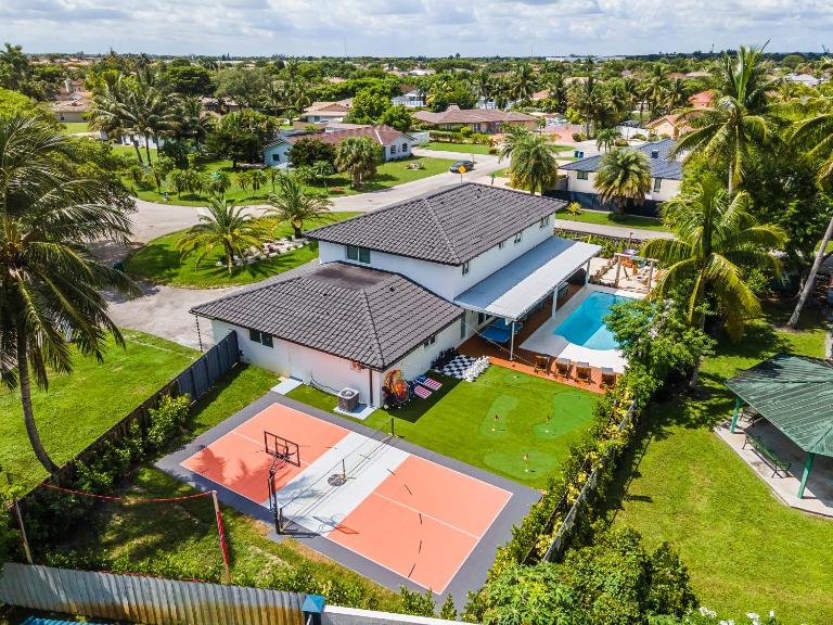 Ultimate Vacation Retreat heated pool & Mini Golf L63 - Ferienwohnung Hialeah