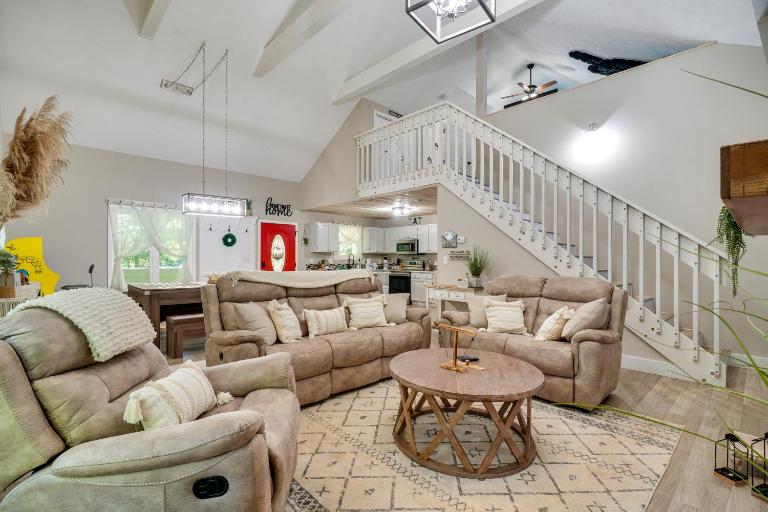 Smoky Mtn Home w/ Hot Tub: 10 Mi to Dollywood! - Bed and Breakfast Sevierville
