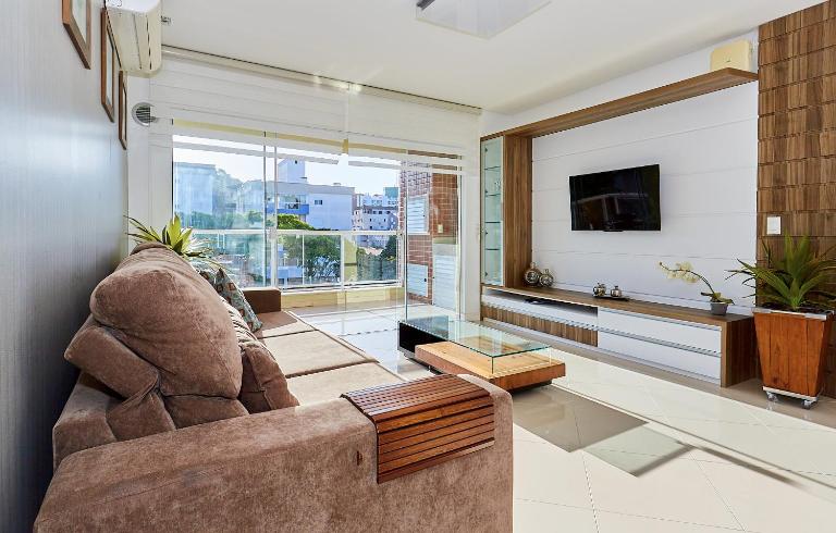 1075 Apartamento localizado a 100 metros da praia com 02 dormitórios e ampla sacada na praia do centro de Bombinhas - B&B Bombinhas