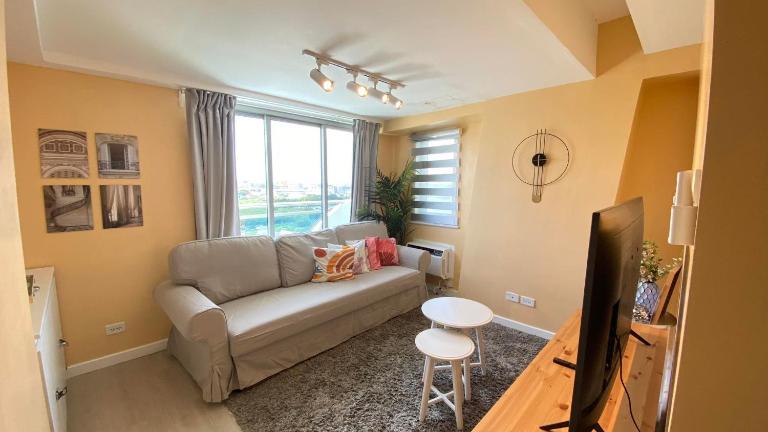 Two Bedroom with Balcony by The Bali Corner at Azure North , POOL and BEACH VIEW - unit with Bathtub - B&B San Fernando