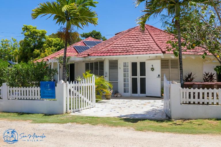 Sea Miracle Villa/Beach Cottage - B&B Silver Sands