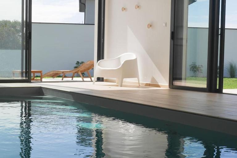 Jolie Maison avec piscine intérieure à 5 minutes des plages - B&B Landunvez