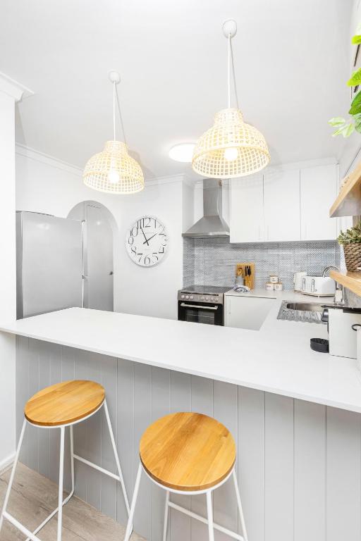 Coastal convenience! Walk to the shops & cafes... - B&B Perth