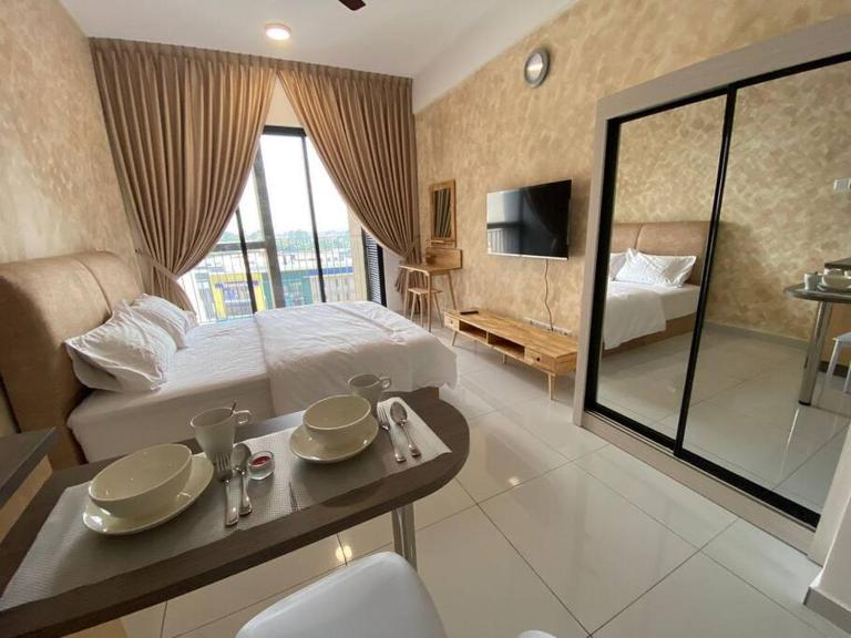 Cozy Sky Trees with Balcony, Smart TV , Aeon & Pool - B&B Johor Bahru