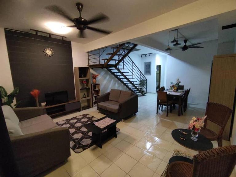 Rumah teres 2 tingkat & 3 bilik - B&B Pasir Gudang