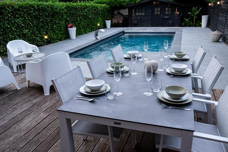 Chez Sabine et Eric Maison pour 6 personnes avec piscine chauffée et jacuzzi privé - Bed and Breakfast Andenne