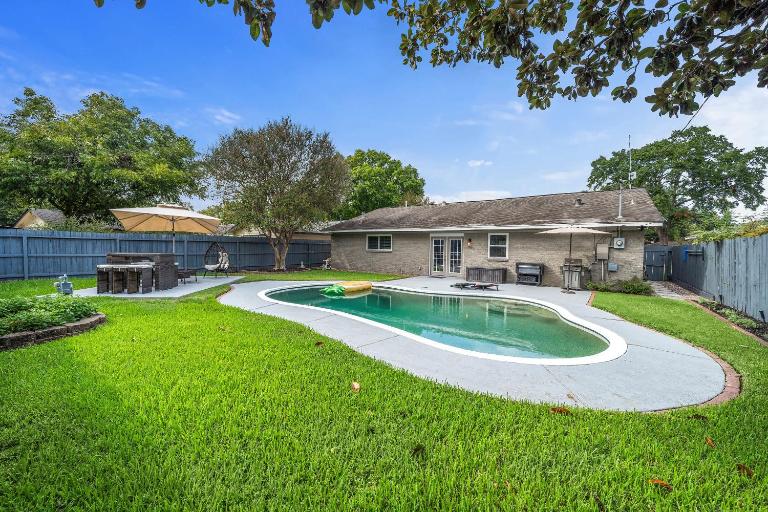 Pool Stay Near DT, Heights WiFi Games Yard BBQ - B&B Houston