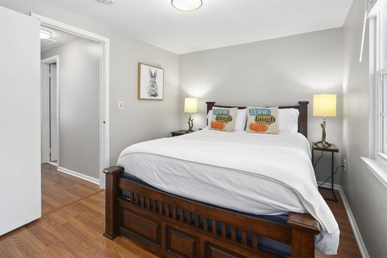 Townhome in No VA, 40 Mins to DC, Pets OK, Fast WiFi - B&B Sterling