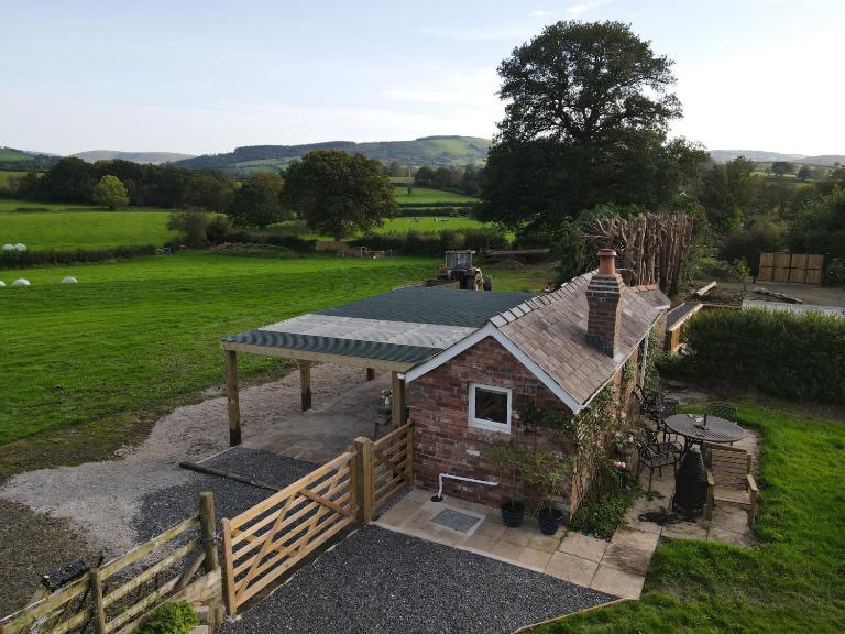 Y Golchdy, Romantic cabin, hot tub veranda & views - B&B Llangadog