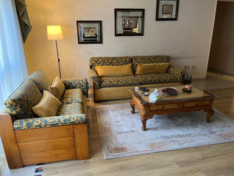 Lovely furnished 2-bedroom apartment with balcony - Chambres d'hôtes Le Caire