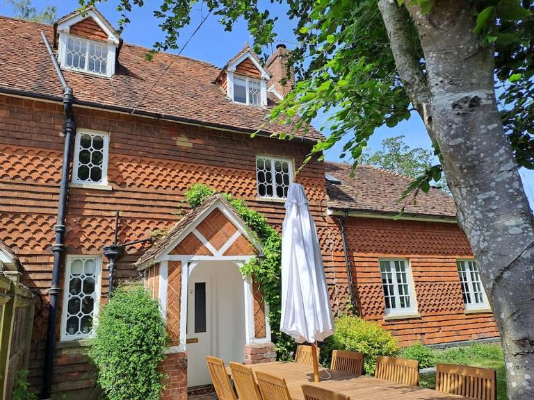 Holly Cottage, 2, Northbrook Park, Farnham-up to 6 adults - B&B Farnham