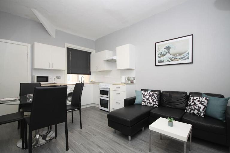 BARTON BEACHSIDE - Penthouse TwoBedroom Apartment, Double & Twins - Central Beach & Promenade Location - Over 21's, Family Friendly Only, ID Required, Stairs Access, FREE PARKING - B&B Blackpool