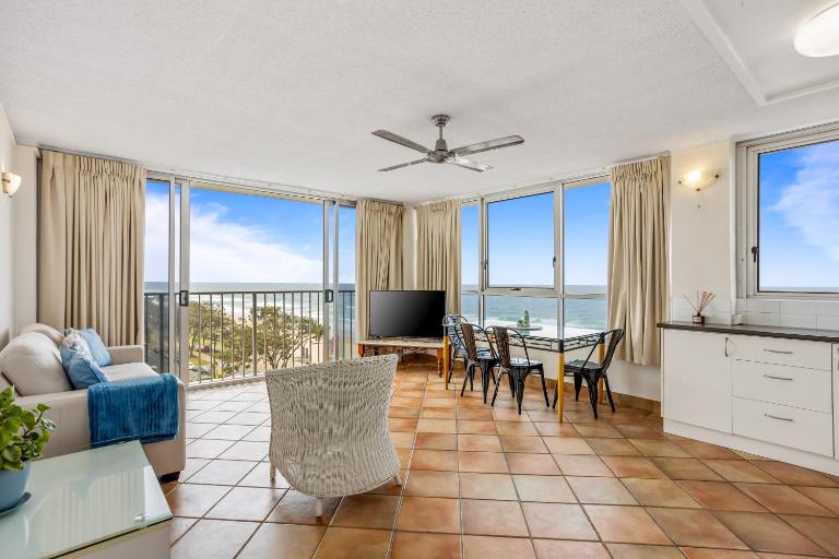 Impressive Waterfront at Chateau Beachside Resort - B&B Costa Dorada