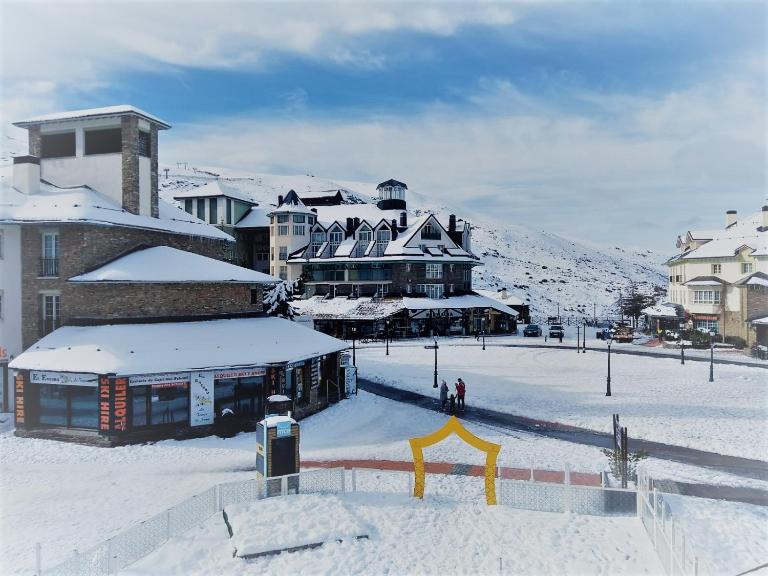 SKI & SNOW APARTMENTOS by TODOSIERRANEVADA - Plaza de Andalucia - Junto a los Telecabinas - Ferienwohnung Sierra Nevada