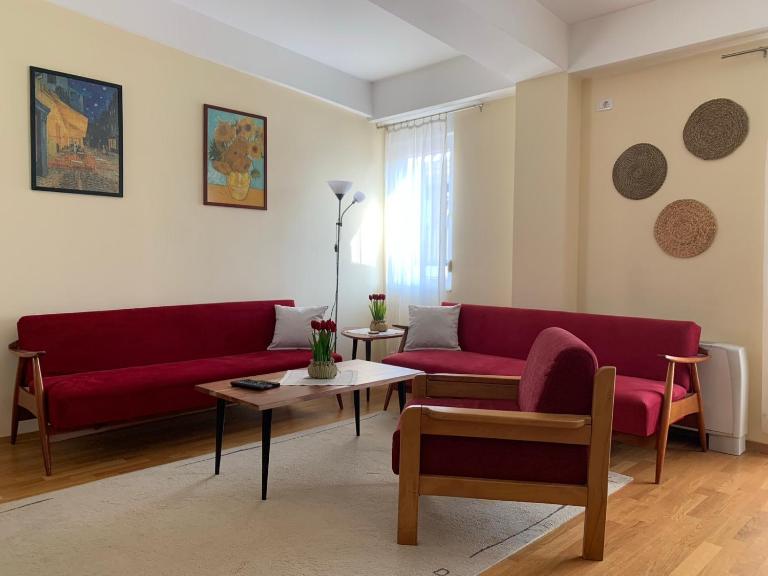 Bright top floor apartment with free parking - B&B Skopje