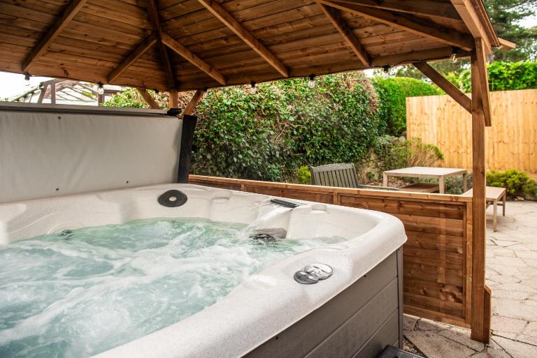 Spacious 4 Bed Holiday Home with Hot Tub & Parking near Matlock Peak District - B&B Crich